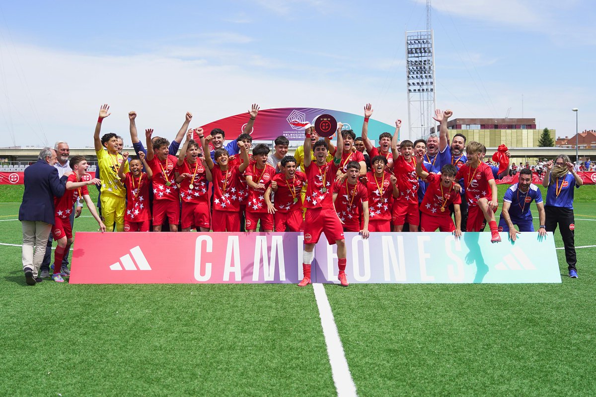 rfef's tweet photo. ✨ Llegó el momento, @RFFM_oficial.
𝗘𝗻𝗵𝗼𝗿𝗮𝗯𝘂𝗲𝗻𝗮:
🏆 ¡SOIS CAMPEONES DE ESPAÑA!
#CESA | #Sub14MASC https://t.co/kzVLr8fszp
