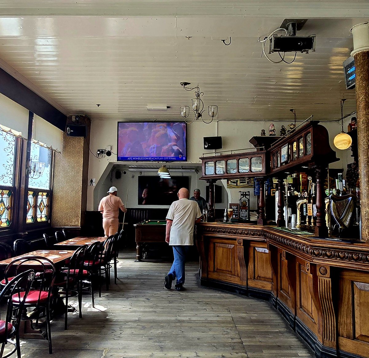 ChelseaDan5's tweet photo. Back in Turners Old Star Wapping E1 for a £5.60 San Miguel in the right glass,Faultless on all levels and a rare example of a Proper Pub that is also a Proper Boozer. A strong contender for best Pub in London if you haven't already pay it a visit &amp; Support Proper Pubs☀️☀️🍻🍻👌 https://t.co/YzRcohFC5F
