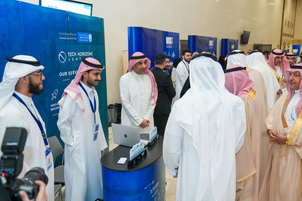 جانب من فعاليات جناح شركة آفاق التقنية المشارك ضمن اعمال هاكثون #الابتكار_الصحي_الرقمي (هيلثون ) 
سعدنا بأستضافة نخبة من المسؤولين والمختصين والمهتمين في مجال #الابتكار و #ريادة_الاعمال واستعراض خدماتنا واوجه التعاون.