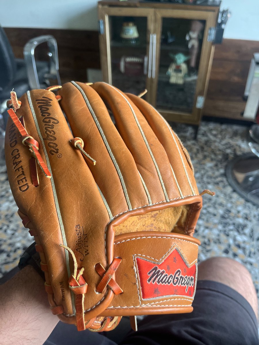 Mostafa49145568's tweet photo. @Yankees For Sale
English Description for eBay or Collectors:

Vintage MacGregor Baseball Glove - Willie Randolph Model - Handcrafted Steerhide Leather https://t.co/gio8VNZ1fh