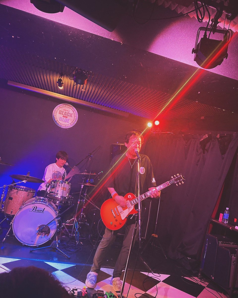 今日は、吉祥寺BLACK and BLUEに
RabiCatスリーマン企画を観に行って来た。
 THE HORIESめっちゃカッコ良かった。
音に痺れた。
ラピキャ野上さんが楽しみながら下手ばってて面白かった。
