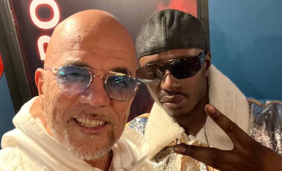 CerfiaFR's tweet photo. 🇫🇷🎤 L’artiste Pascal Obispo rend également hommage à Werenoi, avec qui il a collaboré : 

"Mon fils est très triste et j’ai de la peine. 31 ans ! C’était un bon gars, très talentueux, qui avait tellement de choses à faire ! Paix à son âme et condoléances à sa famille et ses amis.

[Au Zénith] Ses fans n’en revenaient pas de me voir, c’est certain, sourit le chanteur. Le pont entre nos deux musiques était beau. Mais pour moi, ce n’est pas surprenant que sa musique me plaise. Il n’était pas le plus gros vendeur de disques depuis deux ans par hasard. Il sortait du lot par la qualité de ses chansons, ses mélodies et ses punchlines. Je me souviendrai toujours de son gimmick c‘est carré.

Humainement, aussi, c’était un vrai bon gars, gentil, intelligent, calme, posé, un peu timide. Même sur scène, il était à la cool. Il était pris dans le tourbillon du succès, mais d’après ce que je sais, il était bien en ce moment. Je l’écoute souvent en peignant, en particulier son deuxième album Pyramide, avec Damso et Aya Nakamura. Nous devions continuer l’aventure et faire d’autres choses ensemble. On devait se voir, j’avais préparé pour lui plein de sons avec un beatmaker. Cela restera dans un ordinateur…"