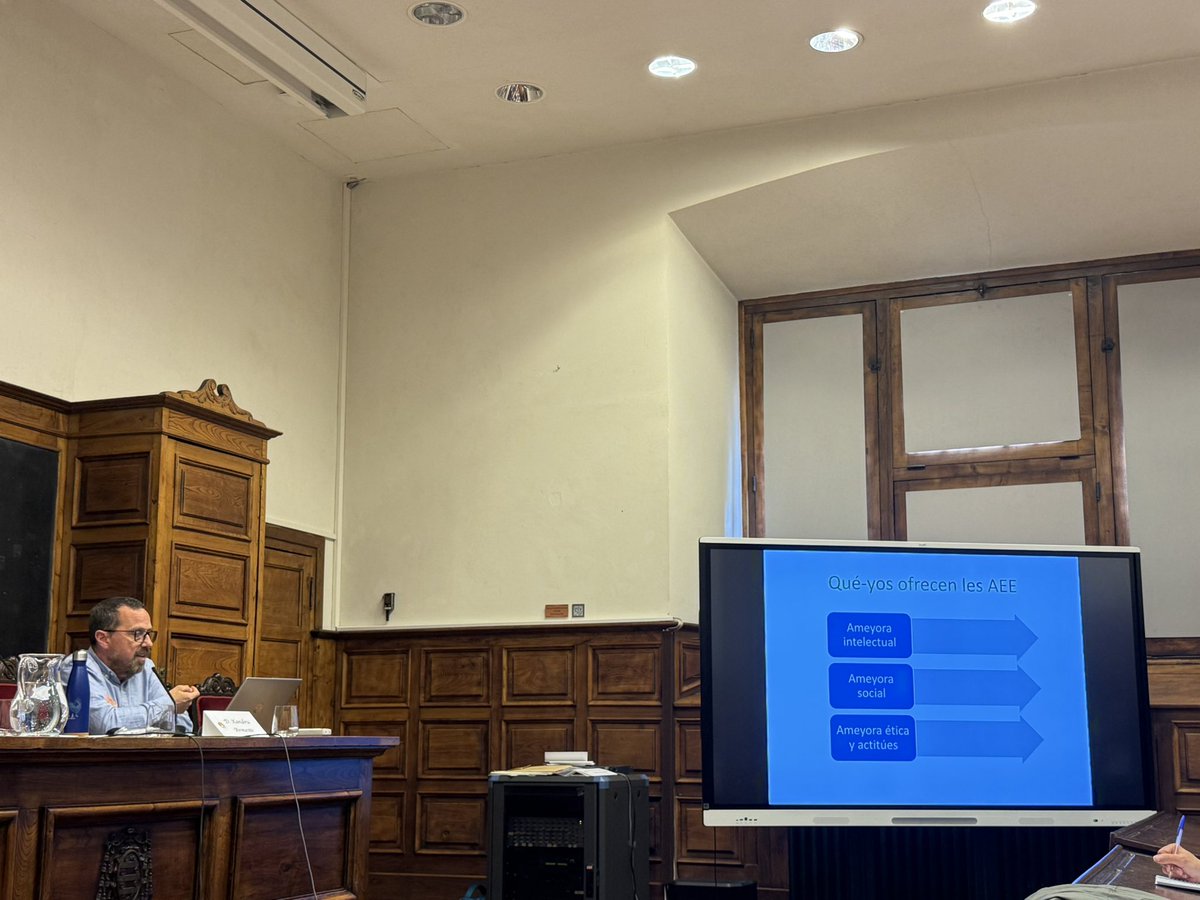 Benja Menéndez 💙 (@benxamen) on Twitter photo También las AEE atienden a la diversidad del alumnado de altas capacidades.
Mejora intelectual, social y en valores.
Con <a href="/xandruEDU/">Xandru Armesto Fernández</a> en la #IIJonadasECIS sobre el impacto social de las AEE en el <a href="/CEIPJacintoB/">CEIP Jacinto Benavente</a>. También las AEE atienden a la diversidad del alumnado de altas capacidades.
Mejora intelectual, social y en valores.
Con <a href="/xandruEDU/">Xandru Armesto Fernández</a> en la #IIJonadasECIS sobre el impacto social de las AEE en el <a href="/CEIPJacintoB/">CEIP Jacinto Benavente</a>.