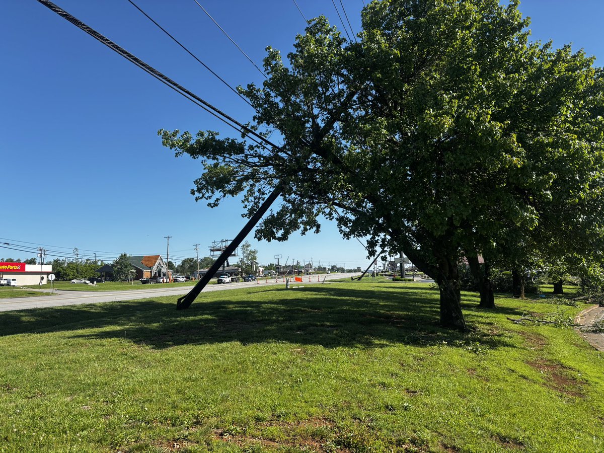MadisonPHL17's tweet photo. We’re in Somerset, KY. This is near the Somerset Mall off of Highway 27. A lot of damage concentrated here @WLKY https://t.co/s3kUqw6til