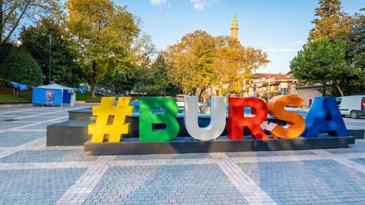 Açık ara türkiyenin en iyi şehri. 

Doğal güzelliği var 
Aşırı kalabalık değil
Arayacağın çoğu şey var
Denize yakın
Bol yeşillikli
Trnin en büyük iki şehrine istanbula arabayla 1 saat izmire 2 saat..
Kafa da dinlenir kafa da dağıtılır