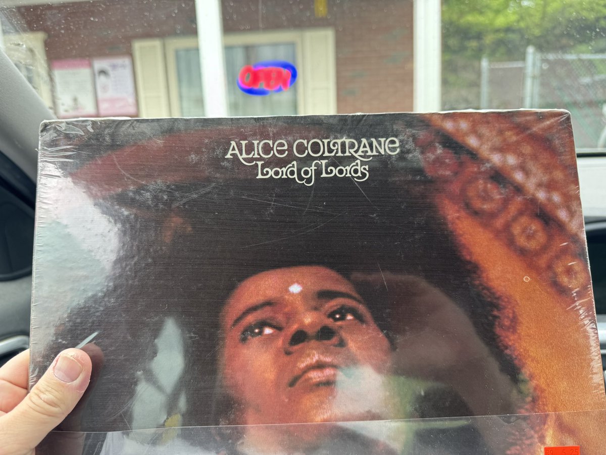 Yes it is (or, until I got it home, was) sealed 😝