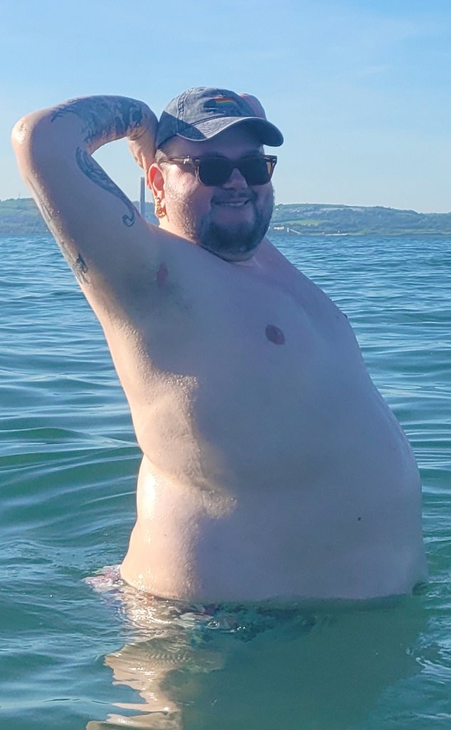 I can be your gassy boyfriend who doubles as a flotation device and loves cuddles 🥹