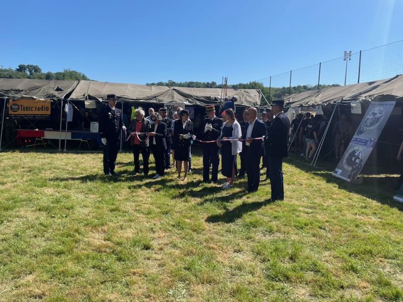 La journée Gendavenir 2025 au stade de Montluel, a officiellement été ouverte par Mme la Préfète de l'Ain, avec à ses côtés, le général commandant le groupement de l'Ain, le Cdt de Cie de Trévoux et les élus locaux. 
Nous vous attendons nombreux en cette belle journée !