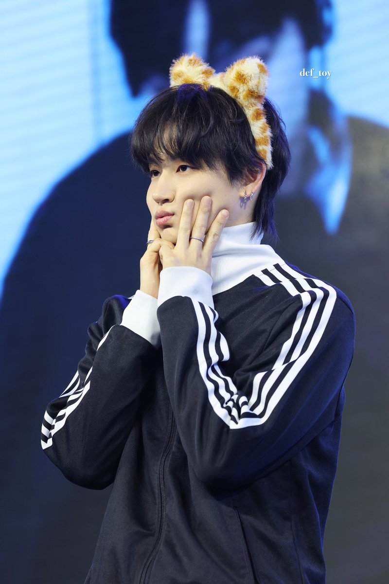 _jaybislife's tweet photo. #JAYB #제이비 @jaybnow_hr
#GOT7 

DIFFERENCE BETWEEN LIM JABEOM WEARING ADIDAS 

CUTIE                                              COOL AND HANDSOME 
JAY B                                                                         JAY B https://t.co/u7Or1FxVUF