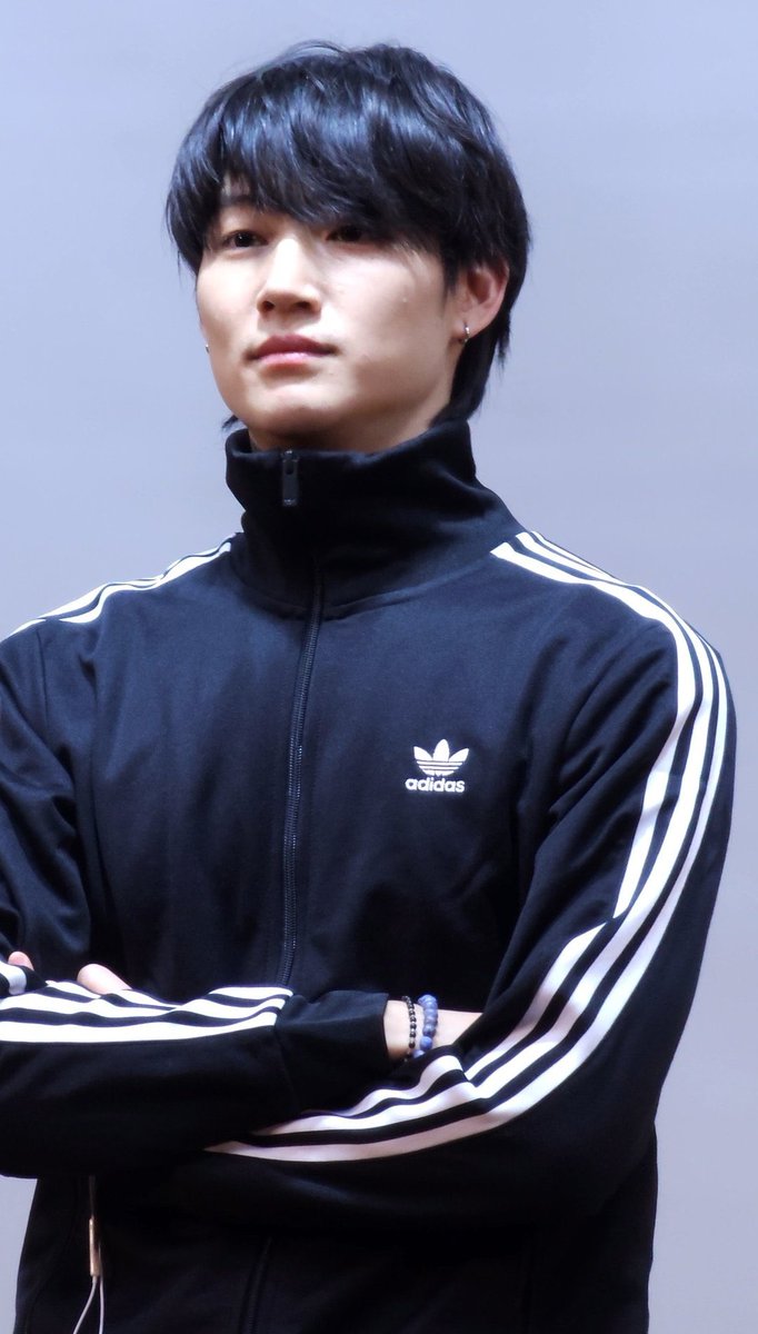 _jaybislife's tweet photo. #JAYB #제이비 @jaybnow_hr
#GOT7 

DIFFERENCE BETWEEN LIM JABEOM WEARING ADIDAS 

CUTIE                                              COOL AND HANDSOME 
JAY B                                                                         JAY B https://t.co/u7Or1FxVUF