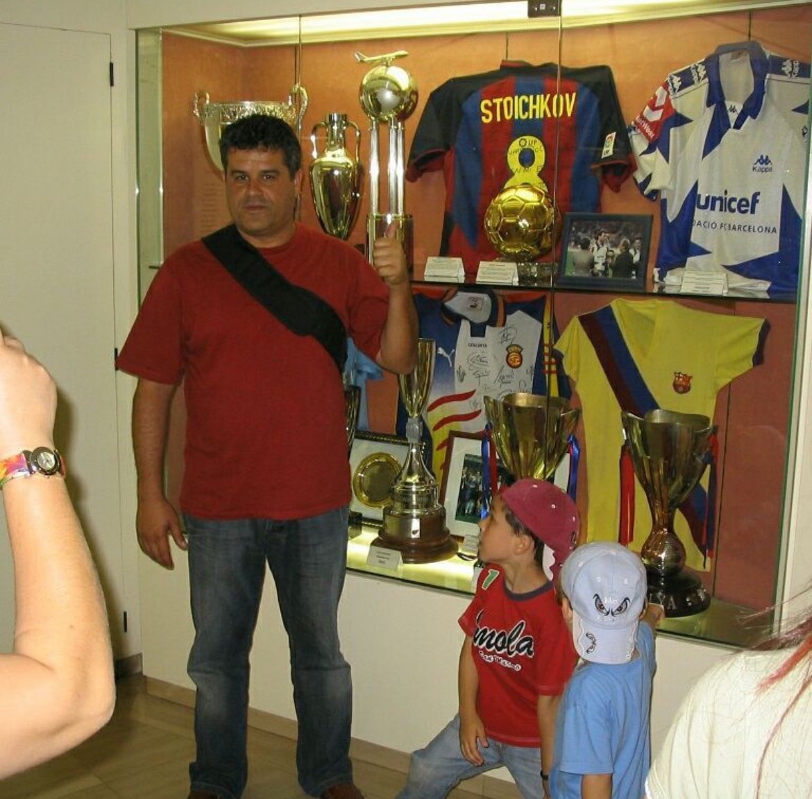 ¿Podemos hablar de que el padre de Pedri está viviendo el sueño de cualquier aficionado del Barça? Que este hombre viajaba por Europa con su peña blaugrana fundada por su padre (abuelo de Pedri) para ver al Barça y ahora su hijo está en el bus con 700 mil personas alabándole 🫨