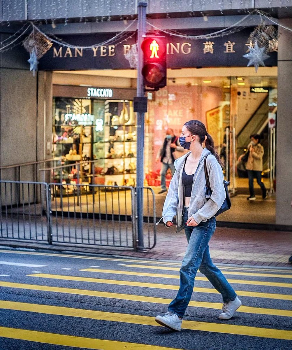 loban's tweet photo. jaywalking...🚶🏼♀️✨#hkig #hongkonglifestyle #hongkonginsta #centralwalk #streetphotography #hkiger #central #citylife #jaywalking #discoveryhongkong #Under_the_sign_hongkong https://t.co/SM00r8jpWq