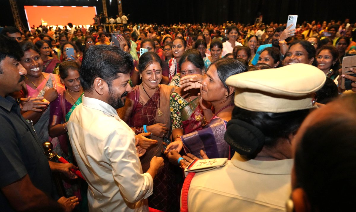 రాష్ట్రంలోని స్వయం సహాయక మహిళా సంఘాల సభ్యులకు ప్రభుత్వం ఆరోగ్య భద్రత కల్పిస్తుందని ముఖ్యమంత్రి శ్రీ <a href="/revanth_anumula/">Revanth Reddy</a> గారు చెప్పారు. మహిళా సంఘాల సభ్యులకు యూనిక్ నెంబర్ లేదా క్యూఆర్ కోడ్ కలిగిన ఒక గుర్తింపు కార్డు జారీ చేసే విధానం అమలులోకి తేవాలని అధికారులకు సూచించారు. ఆరోగ్య,