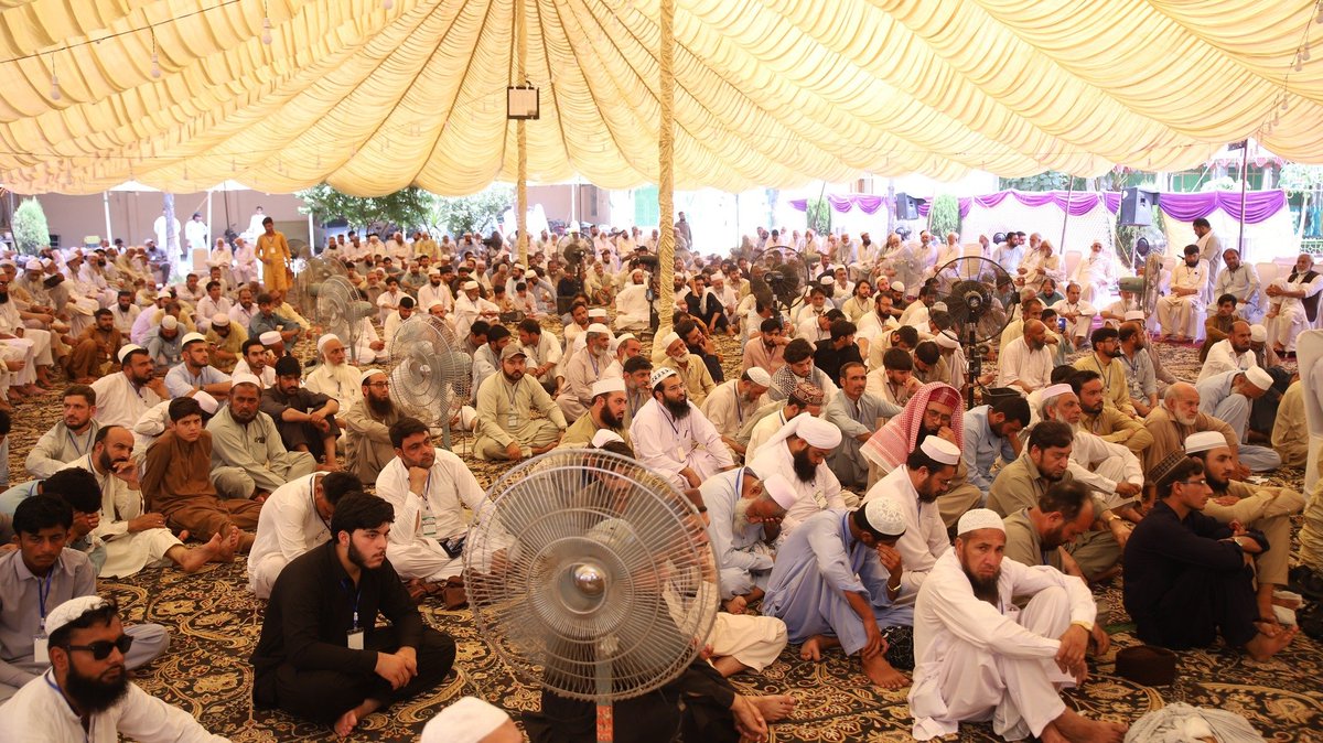 نائب امراء جماعت اسلامی پاکستان لیاقت بلوچ, ڈاکٹر عطاء الرحمن اور نائب امیر جماعت اسلامی خیبرپختونخوا وسطی مولانا ڈاکٹر محمد اسماعیل المرکز الاسلامی پشاور میں دو روزہ مرکزی تربیت گاہ برائے پشاور و چارسدہ کے شرکاء سے خطاب کر رہے ہیں۔