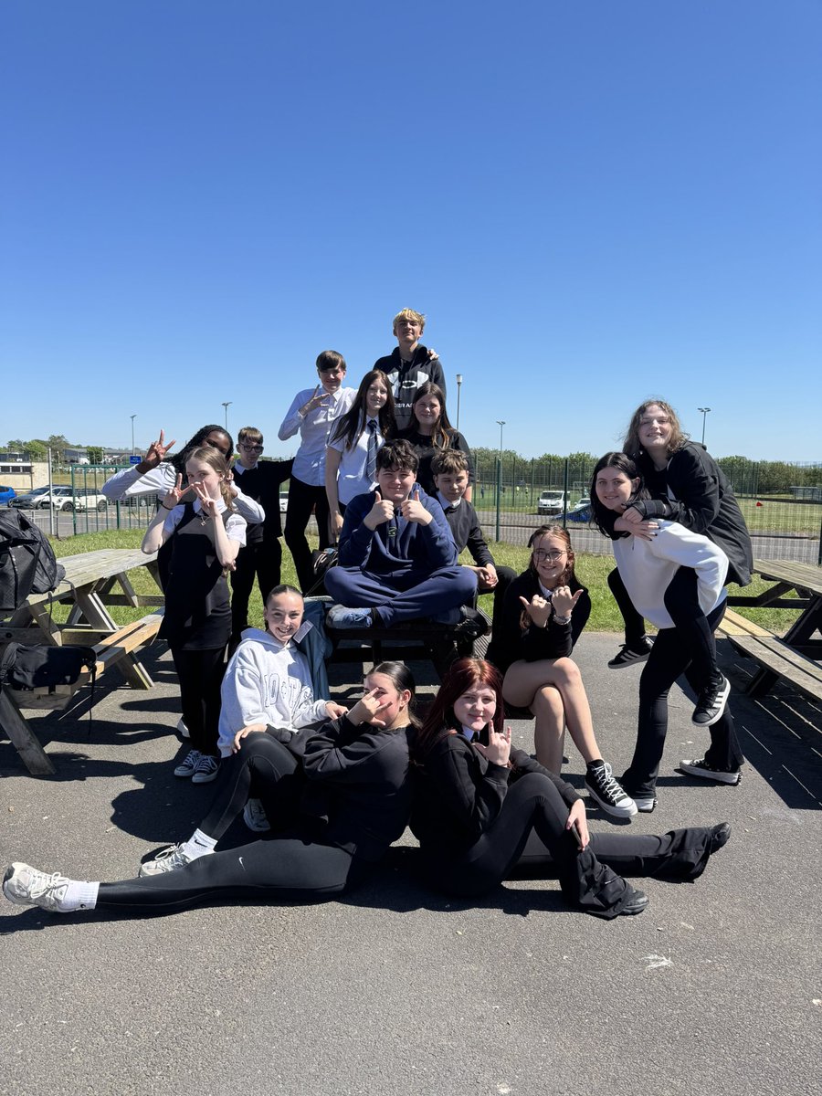 _dramadeptAA's tweet photo. Saying bye to 3F drama in our last period together yesterday in the sun ☀️ as all S3’s move into s4 next week! 

What a year we’ve had 💛

Will miss some of the non returning faces and hope to see you back in drama soon 🎭

Looking forward to our new S4 class! @Auchenharvie https://t.co/CMMEVJ7Rra
