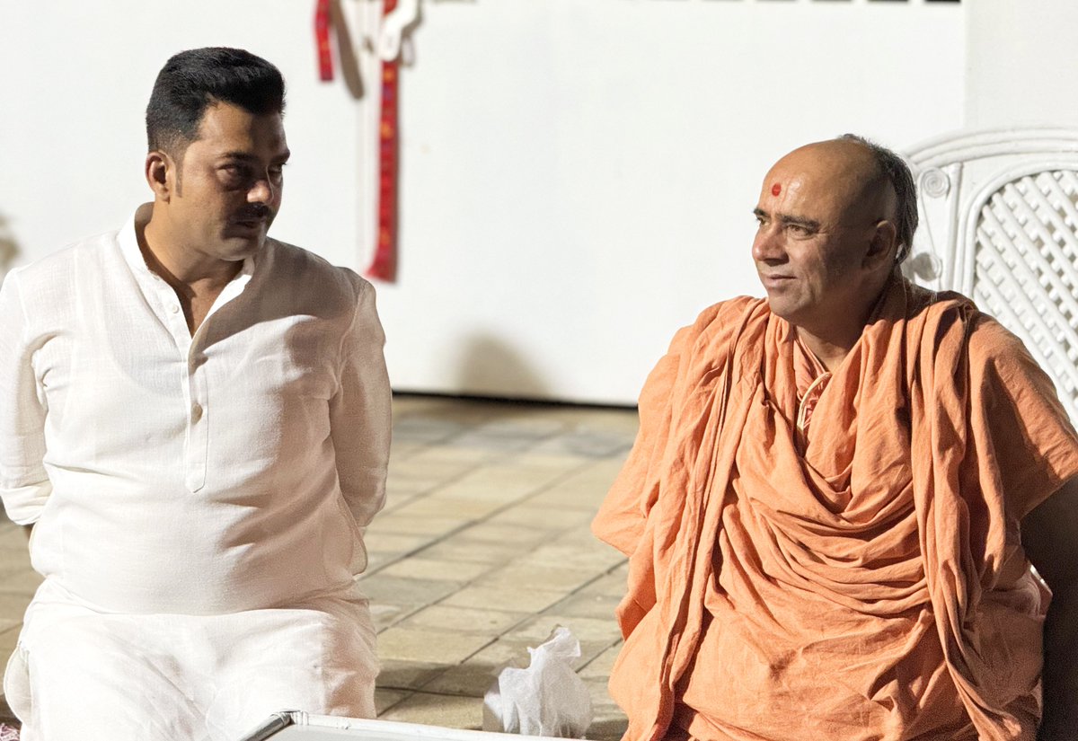 bjpneelrao's tweet image. આજે શ્રી કષ્ટભંજનદેવ હનુમાનજી મહારાજ, સાળંગપુરના પ્રસાદ રૂપે પૂ. નૌતમ સ્વામીજી પાસેથી નાડાછડી પ્રાપ્ત કરી અને આ આશીર્વાદ સાથે હિન્દુત્વ અને રાષ્ટ્રસેવાના માર્ગે અડગ રહેવાનો સંકલ્પ વધુ મજબૂત થયો છે.

#NeelRao #BJPNarmada #Hindutva #NautamSwami #KaashtbhanjanDev #BJPSeva