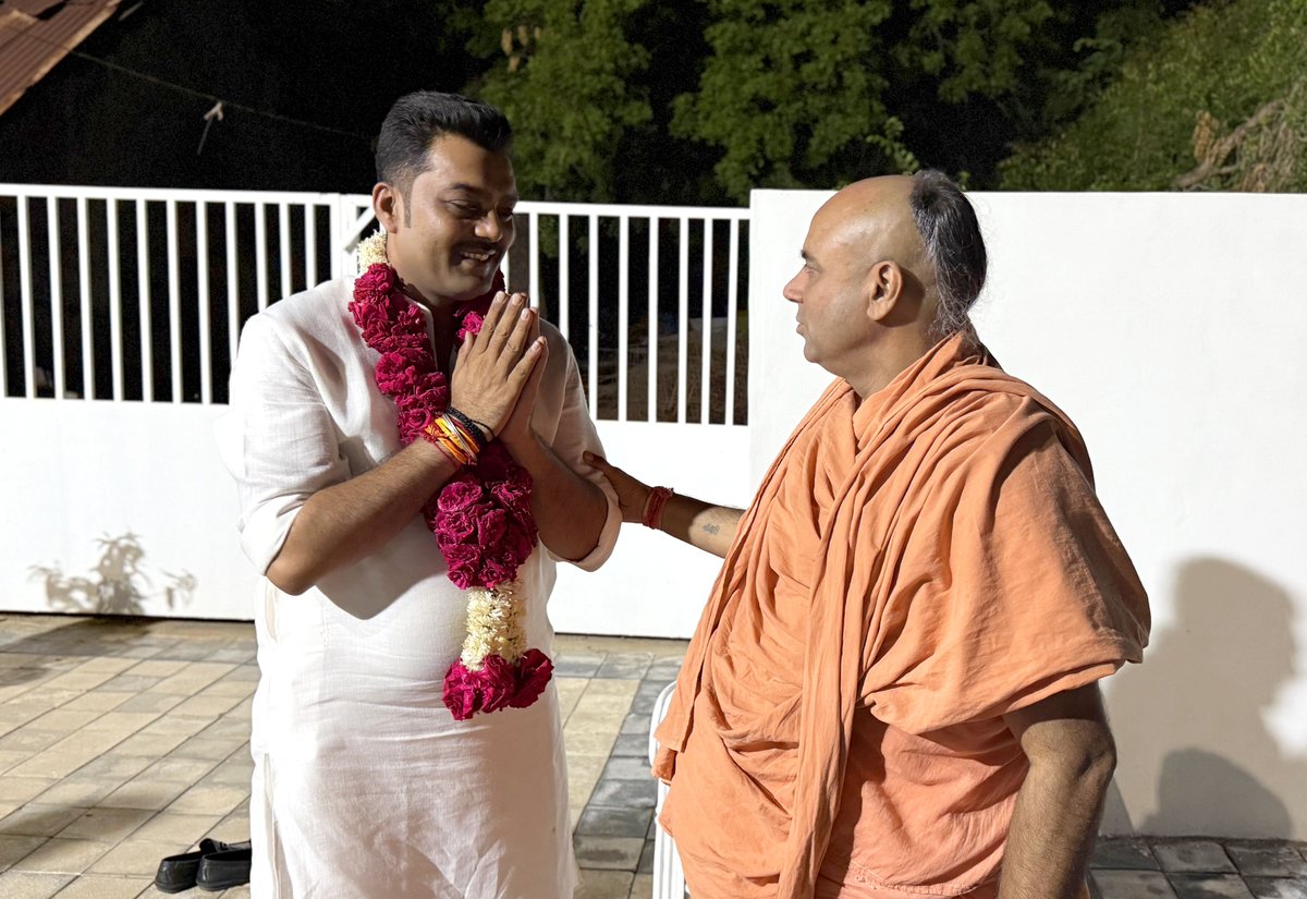 bjpneelrao's tweet image. આજે શ્રી કષ્ટભંજનદેવ હનુમાનજી મહારાજ, સાળંગપુરના પ્રસાદ રૂપે પૂ. નૌતમ સ્વામીજી પાસેથી નાડાછડી પ્રાપ્ત કરી અને આ આશીર્વાદ સાથે હિન્દુત્વ અને રાષ્ટ્રસેવાના માર્ગે અડગ રહેવાનો સંકલ્પ વધુ મજબૂત થયો છે.

#NeelRao #BJPNarmada #Hindutva #NautamSwami #KaashtbhanjanDev #BJPSeva