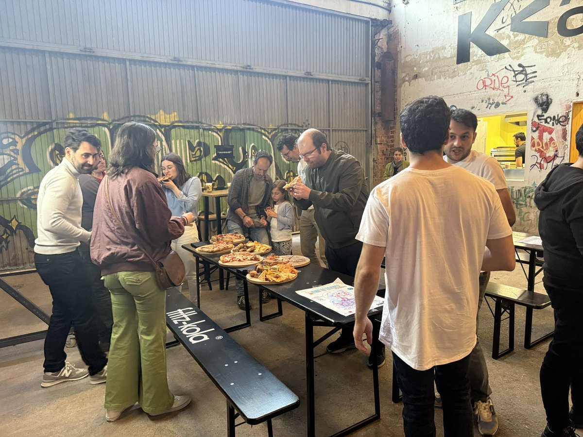Ester Pérez-Martín (@esterp_m) on Twitter photo ¡Y por la tarde, recorrimos la historia de #PintOfScience hasta su X Edición y mantuvimos una discusión súper enriquecedora con ponentes y público entre pizzas en el espacio tan increíble de Kuivi Almacenes! 🍕🔬🧬 <a href="/pintofscienceES/">Pint of Science ES</a> #Pint25OVD #Pint25ES ¡Y por la tarde, recorrimos la historia de #PintOfScience hasta su X Edición y mantuvimos una discusión súper enriquecedora con ponentes y público entre pizzas en el espacio tan increíble de Kuivi Almacenes! 🍕🔬🧬 <a href="/pintofscienceES/">Pint of Science ES</a> #Pint25OVD #Pint25ES