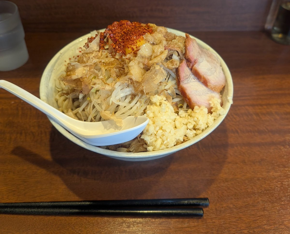 anywhere4578's tweet photo. 食べ歩き戦記
麺屋づかちゃんにて限定えび塩つけ麺（麺大盛中盛り、汁無し、ニンニクアブラトウガラシ）
最後までエビ味を味わいたいと思い聞いてみるとOKが出ました。
どうやら個人的に正解、最後の���口までエビ味が損なわれませんでした。 https://t.co/g3PeYC6W4h