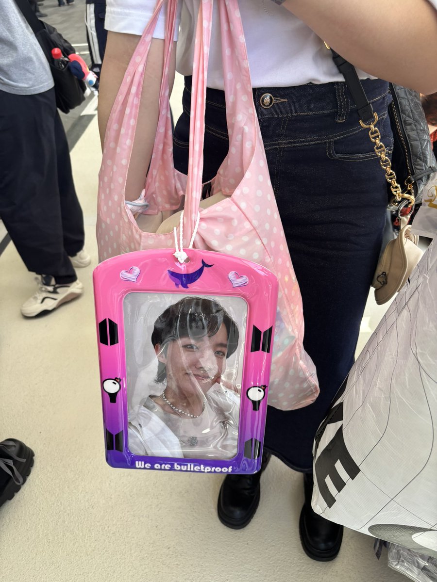 cypherrzero's tweet photo. What I mean when I say I carry around a jhope photocard https://t.co/WLwB5w7vDZ