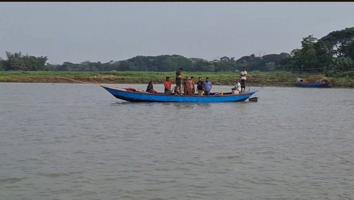 মাদারীপুরে পিকনিকের ট্রলার ডুবে যুবক নিখোঁজ