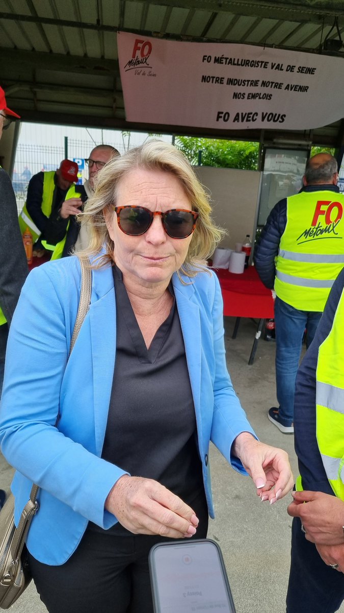 Les palettes qui brûlent, c’est le spectacle.
🍖 Le vrai combat : le « banquet » de la mobilisation !
✊ FO, c’est le camp de la responsabilité.
#Syndicat #Travail #Mobilisation