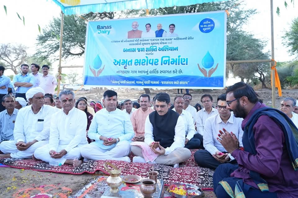 jitubhai877's tweet photo. સુજલામ સુફલામ્ જળ અભિયાન - ૨૦૨૫ અંતર્ગત ડીસાના નાગફણાથી તળાવને ઊંડું કરવાની કામગીરીનું ખાતમુહૂર્ત કર્યું. 

આ ભગીરથ કાર્ય ખેડૂતો અને આવનારી પેઢીના ભવિષ્ય માટે જળ સંપદાના સંરક્ષણનું કાર્ય કરશે.
@AtalB5529 https://t.co/t5uveDRLhw