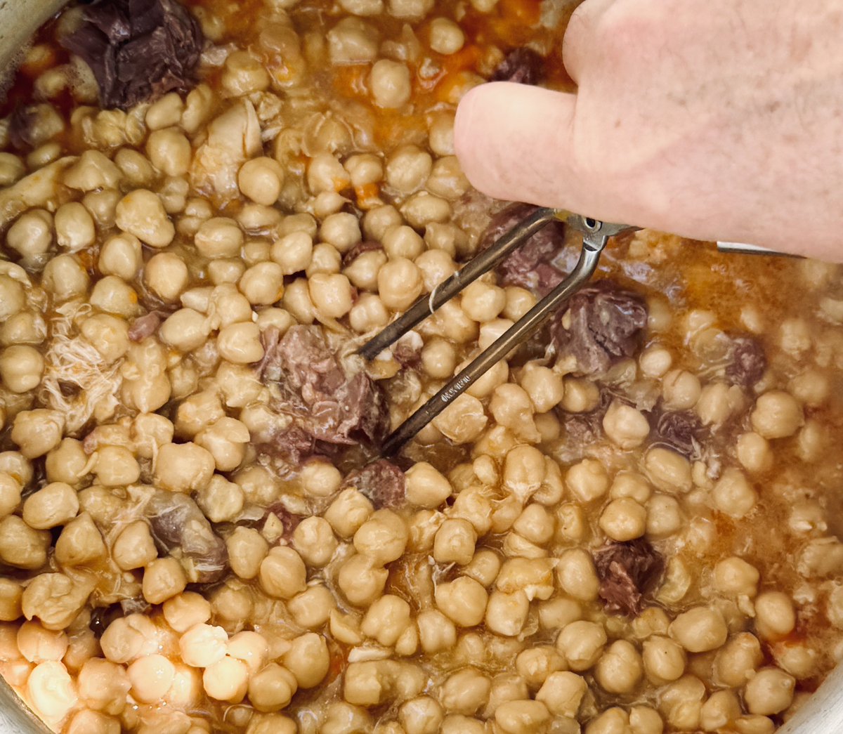 El 𝐠𝐚𝐫𝐛𝐚𝐧𝐳𝐨 𝐜𝐨𝐧 𝐞𝐥 𝐬𝐞𝐥𝐥𝐨 𝐝𝐞 𝐥𝐚 𝐈𝐆𝐏 𝐆𝐚𝐫𝐛𝐚𝐧𝐳𝐨 𝐝𝐞 𝐄𝐬𝐜𝐚𝐜𝐞𝐧𝐚 𝐞𝐬 𝐞𝐥 𝐫𝐞𝐲 𝐝𝐞 𝐥m𝐠𝐮𝐢𝐬𝐨𝐬 𝐲 𝐩𝐨𝐭𝐚𝐣𝐞𝐬. Su textura suave, piel fina y sabor lo hacen el ingrediente perfecto para recetas tradicionales llenas de sabor y calidad.