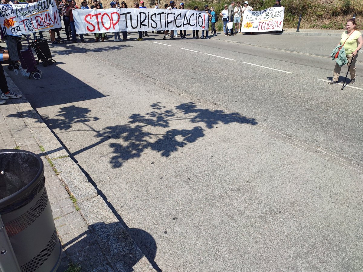 CGTSantPau's tweet photo. Donem suport al barri contra la massificació i el que comporta. Apunta @jaumecollboni 

STOP TURISTIFICACIÓ! https://t.co/8wEa4Z6joO