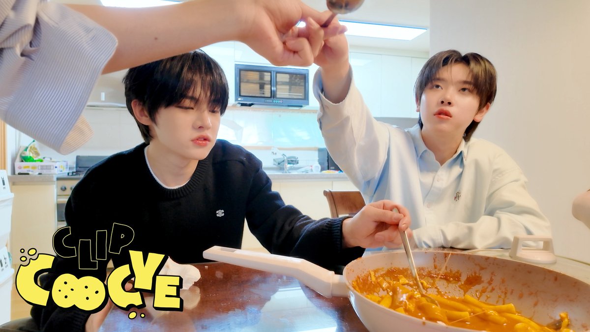 [Coocye Clip] 켄신&amp;경배의 형아즈 요리 시식회🍳 | CLOSE YOUR EYES (클로즈 유어 아이즈)

🔗 youtu.be/u1TduVq_WwI

#CLOSEYOUREYES #클로즈유어아이즈
#클유아 #CYE
#Coocye