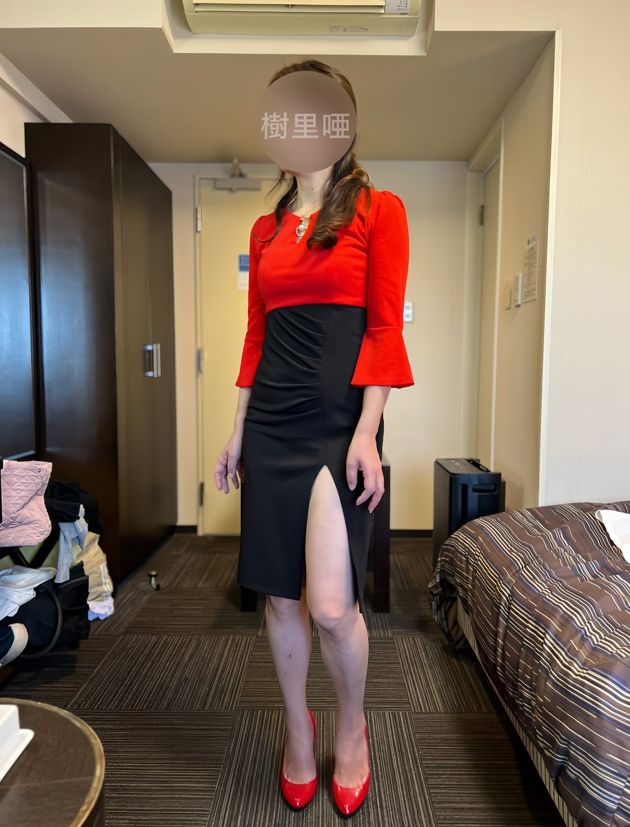 赤黒のドレスを自らフォロワーさんの前で脱ぎ　身体を見せ　尻を突き出し　フリフリ挑発する樹里唖　myfans で動画を見てくださいね