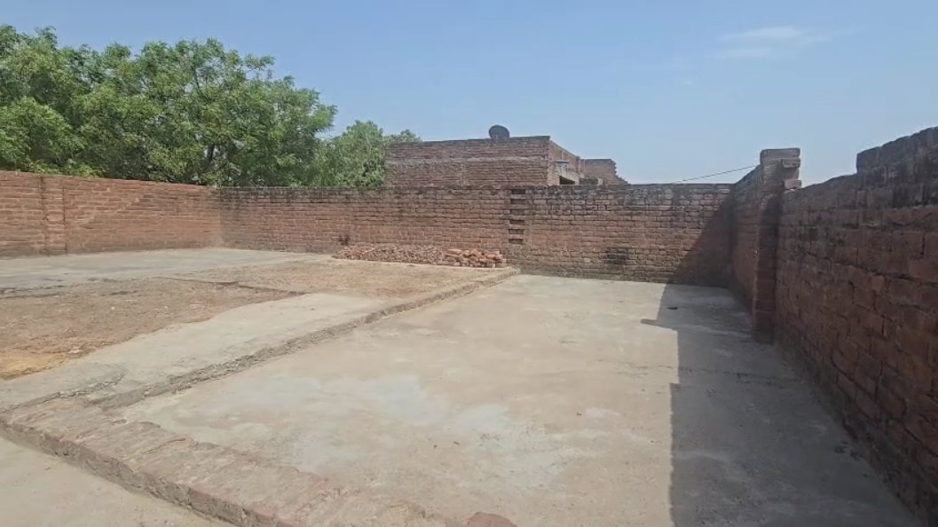 Firozabad Police (@firozabadpolice) on Twitter photo #SSP_FRZ рд╢реНрд░реА рд╕реМрд░рдн рджреАрдХреНрд╖рд┐рдд рдХреЗ рдирд┐рд░реНрджреЗрд╢рди рдореЗрдВ рдЧреИрдВрдЧрд╕реНрдЯрд░ рдЕрднрд┐рдпреБрдХреНрдд рд╣рд╛рдЬреА рднреВрд░рд╛ рдХреБрд░реИрд╢реА рдХреА рдерд╛рдирд╛ рд░рд╕реВрд▓рдкреБрд░ рдкреБрд▓рд┐рд╕ рдЯреАрдо рджреНрд╡рд╛рд░рд╛ рдзрд╛рд░рд╛ 14(1) рдЧрд┐рд░реЛрд╣рдмрдиреНрдж рдЕрдзрд┐рдирд┐рдпрдо рдХреЗ рдЕрдиреНрддрд░реНрдЧрдд рдореВрд▓реНрдп 93,99,600 рд░реВрдкрдпреЗ (93 рд▓рд╛рдЦ 99 рд╣рдЬрд╛рд░ рдЫ: рд╕реМ рд░реВрдкрдпреЗ) рдХреА рдЕрдЪрд▓ рд╕рдореНрдкрддреНрддрд┐ рдХреЛ рдореМрдХреЗ рдкрд░ рдЬрд╛рдХрд░ рдХреБрд░реНрдХ рдХрд░рддреЗ рд╣реБрдП рдХреА рдЧрдпреА рдЬрдмреНрддреАрдХрд░рдг рдХреА рдХрд╛рд░реНрдпрд╡рд╛рд╣реА #SSP_FRZ рд╢реНрд░реА рд╕реМрд░рдн рджреАрдХреНрд╖рд┐рдд рдХреЗ рдирд┐рд░реНрджреЗрд╢рди рдореЗрдВ рдЧреИрдВрдЧрд╕реНрдЯрд░ рдЕрднрд┐рдпреБрдХреНрдд рд╣рд╛рдЬреА рднреВрд░рд╛ рдХреБрд░реИрд╢реА рдХреА рдерд╛рдирд╛ рд░рд╕реВрд▓рдкреБрд░ рдкреБрд▓рд┐рд╕ рдЯреАрдо рджреНрд╡рд╛рд░рд╛ рдзрд╛рд░рд╛ 14(1) рдЧрд┐рд░реЛрд╣рдмрдиреНрдж рдЕрдзрд┐рдирд┐рдпрдо рдХреЗ рдЕрдиреНрддрд░реНрдЧрдд рдореВрд▓реНрдп 93,99,600 рд░реВрдкрдпреЗ (93 рд▓рд╛рдЦ 99 рд╣рдЬрд╛рд░ рдЫ: рд╕реМ рд░реВрдкрдпреЗ) рдХреА рдЕрдЪрд▓ рд╕рдореНрдкрддреНрддрд┐ рдХреЛ рдореМрдХреЗ рдкрд░ рдЬрд╛рдХрд░ рдХреБрд░реНрдХ рдХрд░рддреЗ рд╣реБрдП рдХреА рдЧрдпреА рдЬрдмреНрддреАрдХрд░рдг рдХреА рдХрд╛рд░реНрдпрд╡рд╛рд╣реА