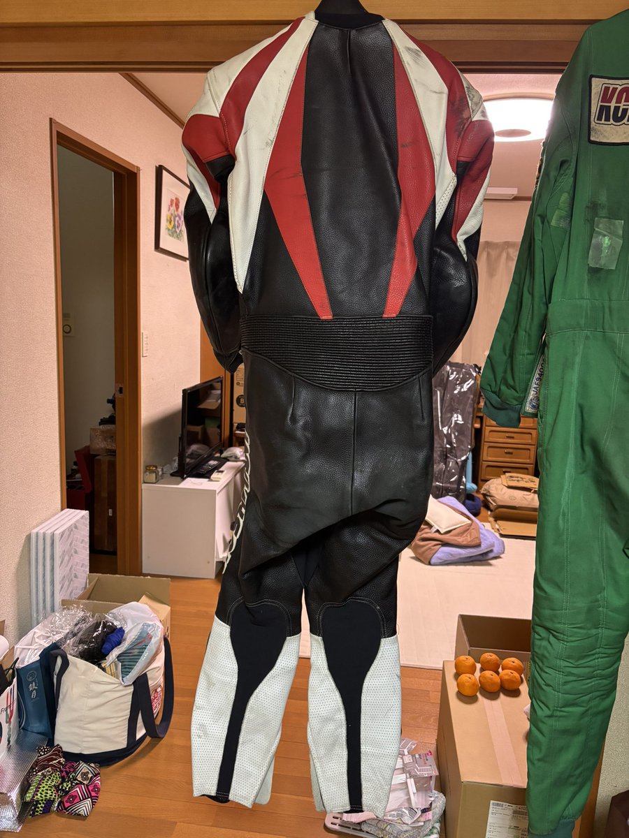 nc35tora's tweet photo. クシタニ　ツナギ欲しい方いますか？
転倒少なめやし綺麗な方かな？
サイズLL
相場がわからんし、相場がわからないので5万(送料別) https://t.co/ySonW7Mq6V