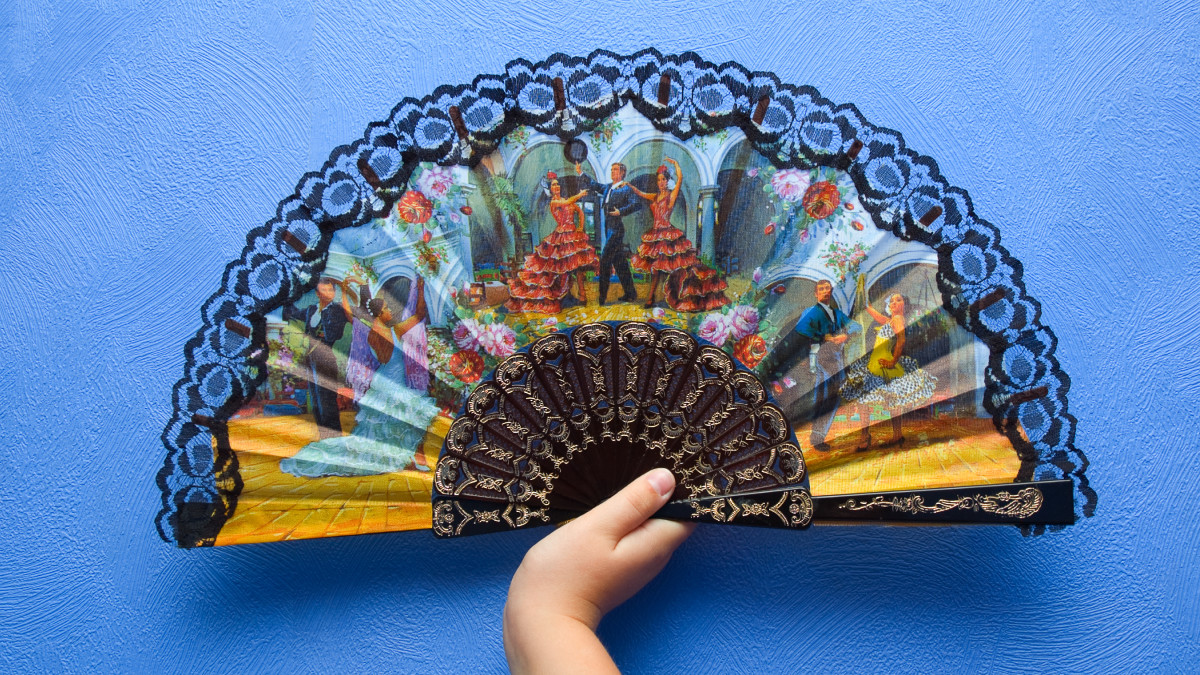 spain's tweet photo. Fans had their own language long before emojis were a thing 🪭
One flick to the left? “I like you”
Open over the chest? “No thanks”
Subtle gestures, bold meanings
Catch the vibe in 📍#Valladolid
👉 https://t.co/een1fR2mab
#VisitSpain #YouDeserveSpain #SpainWayOfLife @cylesvida https://t.co/FD94KgVpYO