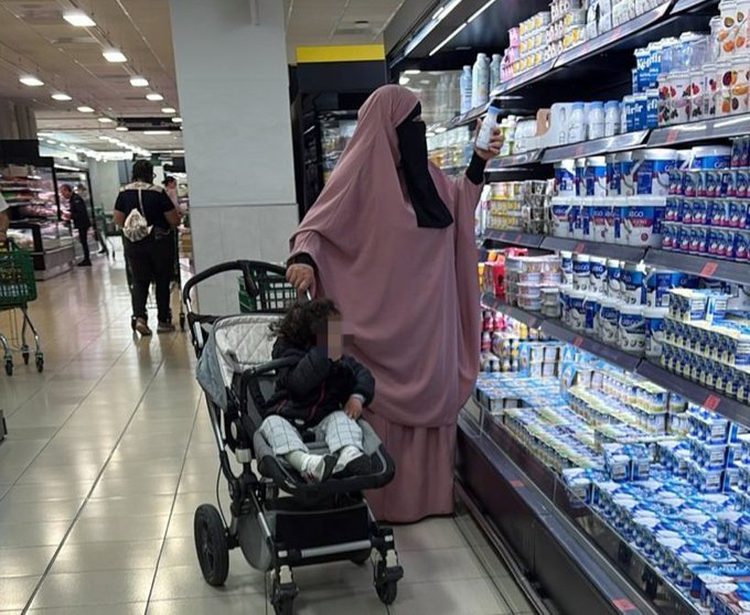 JordiGuiradoVOX's tweet photo. Ahora en los supermercados de España puedes encontrar también tiendas de acampada individuales. https://t.co/ArRqRi9z0T