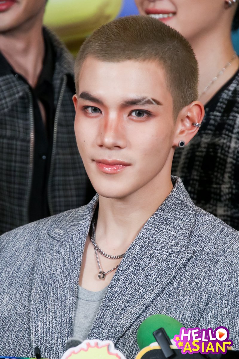 คิ้วส่งหน้า หน้าส่งผม หล่อมาก!!  คิ้วบากผมทองคือที่หนึ่ง!

GEMFOT LOVE IN THE AIR

#LOLFanFest2025D1
#LOLFanFest2025
#GeminiFourth #เจมีไนน์โฟร์ท 
#Fourthnattawat #โฟร์ทณัฐวรรธน์