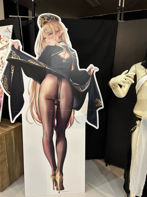 秋葉原で開催中のshuffle展~オトコノコの宴~行ってきましたよ! 美麗なオチンチ・・イラストが沢山!衣装の展示もありました マッハでグッズが売り切れてしまう中、なんとか無事アクスタを購入する事ができました