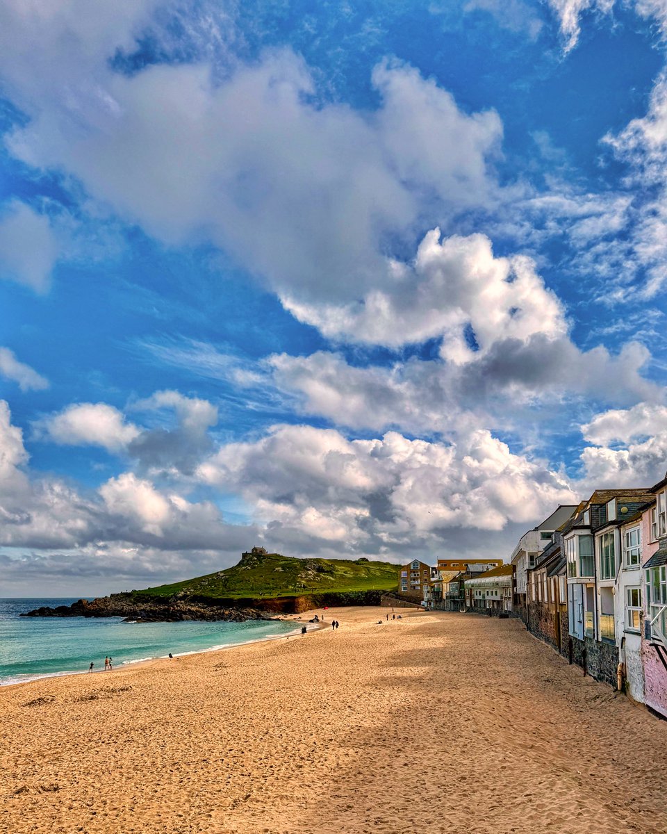 Porthmeor and St. Ives Island.
#cornwall #kernow #lovecornwall #uk #explorecornwall #cornishcoast #sea #ocean #visitcornwall #capturingcornwall #stives #stivescornwall #porthmeor #surf #waves #beach #breaker #porthmeorbeach #cloud #cloudporn #stivesisland @beauty_cornwall