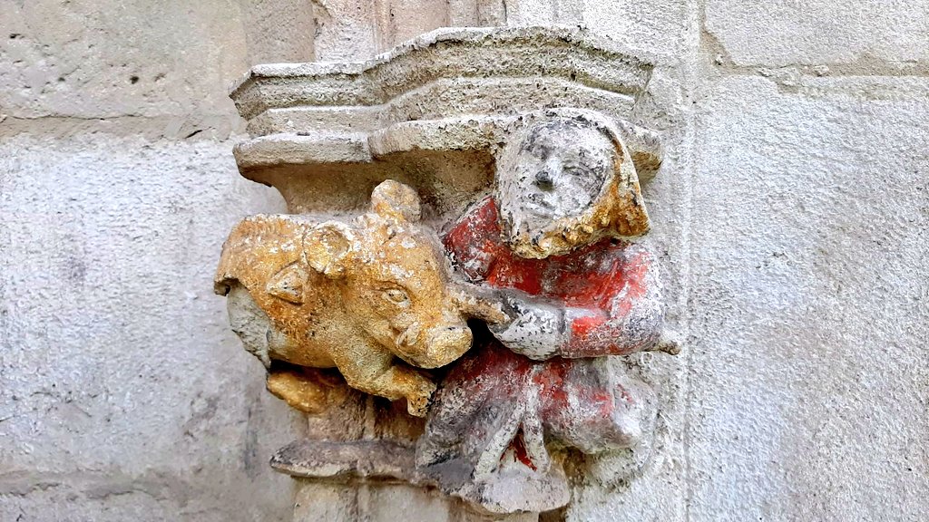 La fachada de la iglesia del Santo Sepulcro de #Estella #Lizarra desvela sus joyas ocultas por la polución y el paso del tiempo, tras los trabajos de restauración de los últimos meses. A falta de los últimos detalles, ya se puede ver la fachada casi completa.
#Gótico #Navarra