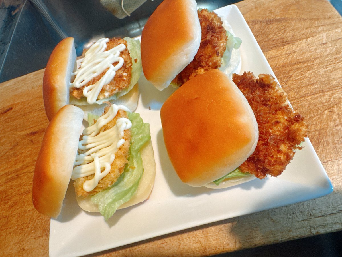 スズキは2匹はフィレオフィッシュにしました🍔
これにコーラ🥤でもあれば文句ないよね☺️

シンプルにマヨネーズとウスターソースで！

あと20個頑張ってつくります✌️