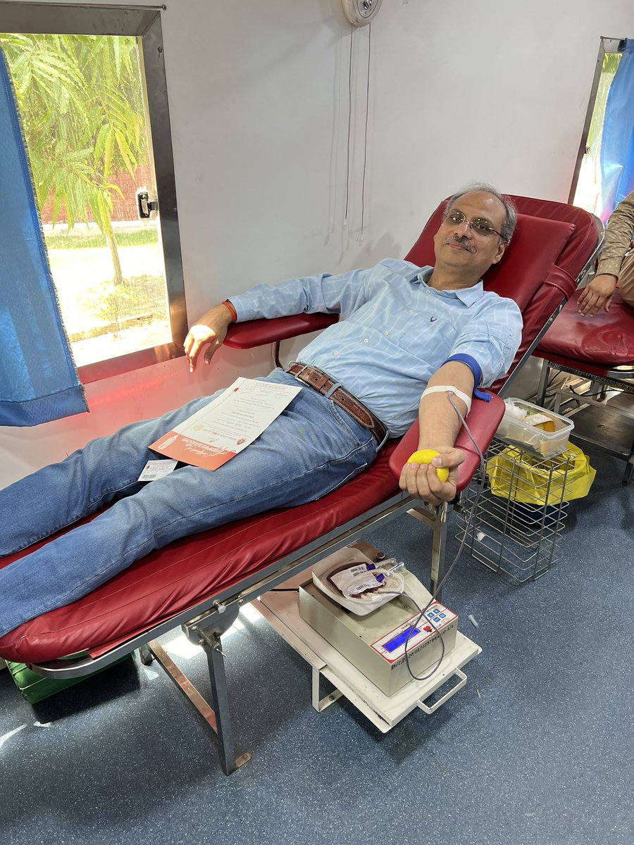 MediaHarshVT's tweet image. आज बच्चा पार्टी के विद्यालय में #BloodDonationCamp लगा था। वैसे तो जब भी मिलता है, मैं रक्तदान कर ही देता हूँ, लेकिन आज छोटी बिटिया वॉलंटियर्स में शामिल थी तो रक्तदान करना ही था।