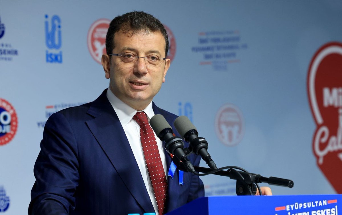 tcbuyuksehIr1's tweet photo. Ekrem İmamoğlu:

2 ay geçti;
Ne para dolu ayakkabı kutuları,
Ne dolar fışkıran para kasaları,
Ne 300 bin euroluk “hediye” saatler,
Ne milyon dolarlık off-shore hesapları,
Ne telefon tapeleri,
Ne de önceki olaylarda etrafa saçılan skandal e-mailler, ÇIKTI!

Oysa en büyük hayaliniz tüm bunları video yapıp, grup toplantısında millete izlettirmekti.

OLMADI! Ne heybeden turp çıktı ne de dananın kuyruğu koptu!