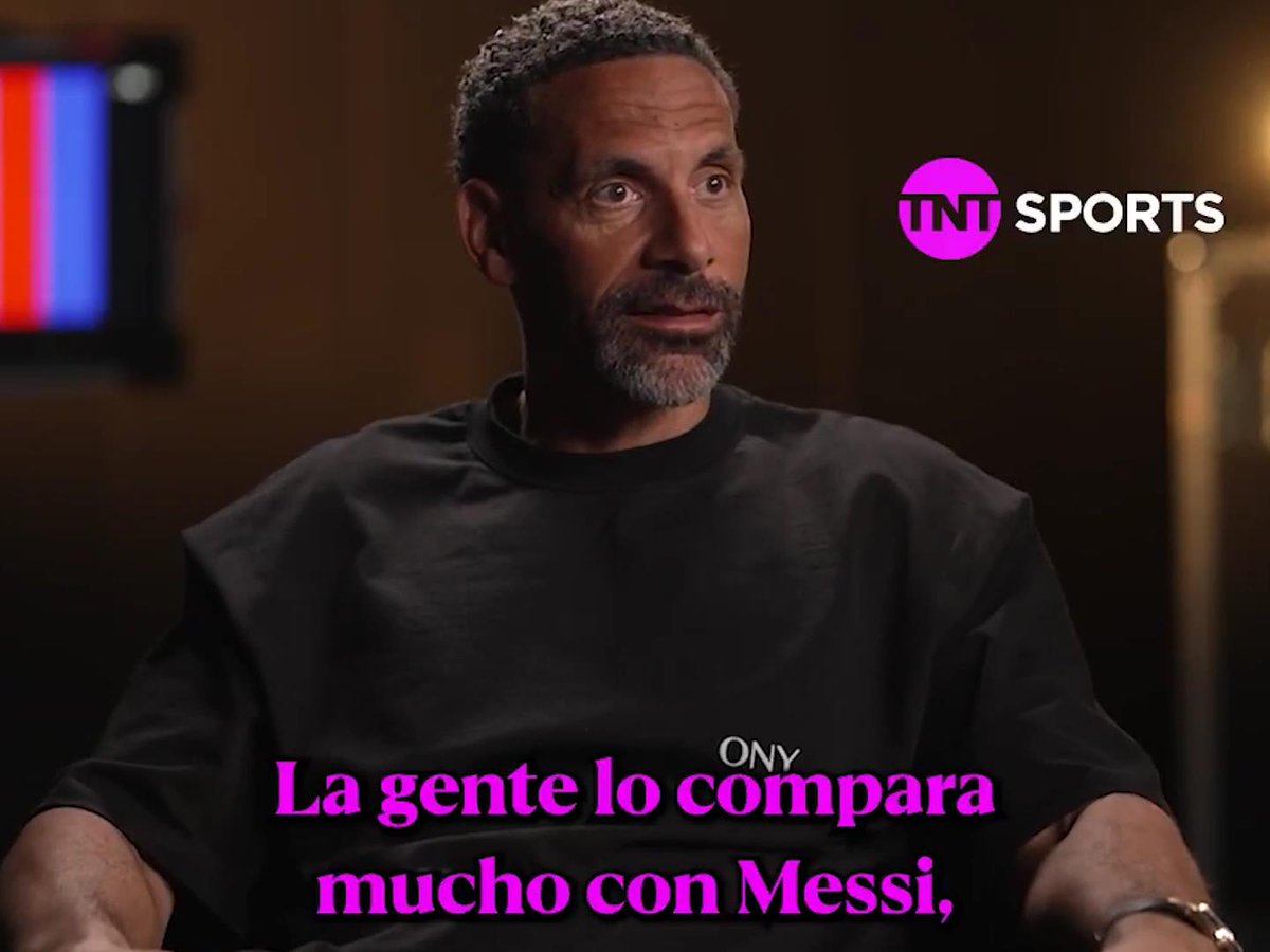 Forca_Fcb's tweet photo. ريو فيرديناند: ميسي ورونالدو؟ نعم، نتحدث عنهما كثيرًا، أليس كذلك؟ لكن في هذا السن، لم يكونا يفعلان ما يفعله هذا اللاعب. لم أرَ أحدًا يفعل ذلك

لا أعتقد أنه يشبه أحدًا منهم. إنه "لامين يامال" - لا أعتقد أنه يشبه كريستيانو، ولا حتى ميسي. كريستيانو في بدايته كان يعتمد على المهارات والترفيه، السرعة والمهارات

لامين لا يعتمد على السرعة، بل على الإيقاع. تغيير الإيقاع. يغير السرعة، يغير الزخم. يُبطئ ثم يُسرع، يُبطئ ثم يُسرع مجددًا. إنه مختلف

ودائمًا ما يلعب وهو يرفع رأسه ليمرر. في مثل هذا السن، هو تقريبًا 50% يريد أن يسجل و50% يريد أن يصنع الأهداف. لا أرى لاعبين صغارًا هكذا. عادةً ما تكون نسبتهم 80-90% يريدون فقط التسجيل، وإذا لم يستطيعوا، يمررون

أما هو، فيتخذ القرار المناسب للموقف. إذا كان علي أن أمرر لنسجل، سأمرر. إذا كان علي أن أسجل، فسأسجل. أنا أحبه، حقًا. إنه مثل فنان. واللاعبون بالقدم اليسرى دائمًا يبدون مختلفين. هذا أمر مذهل