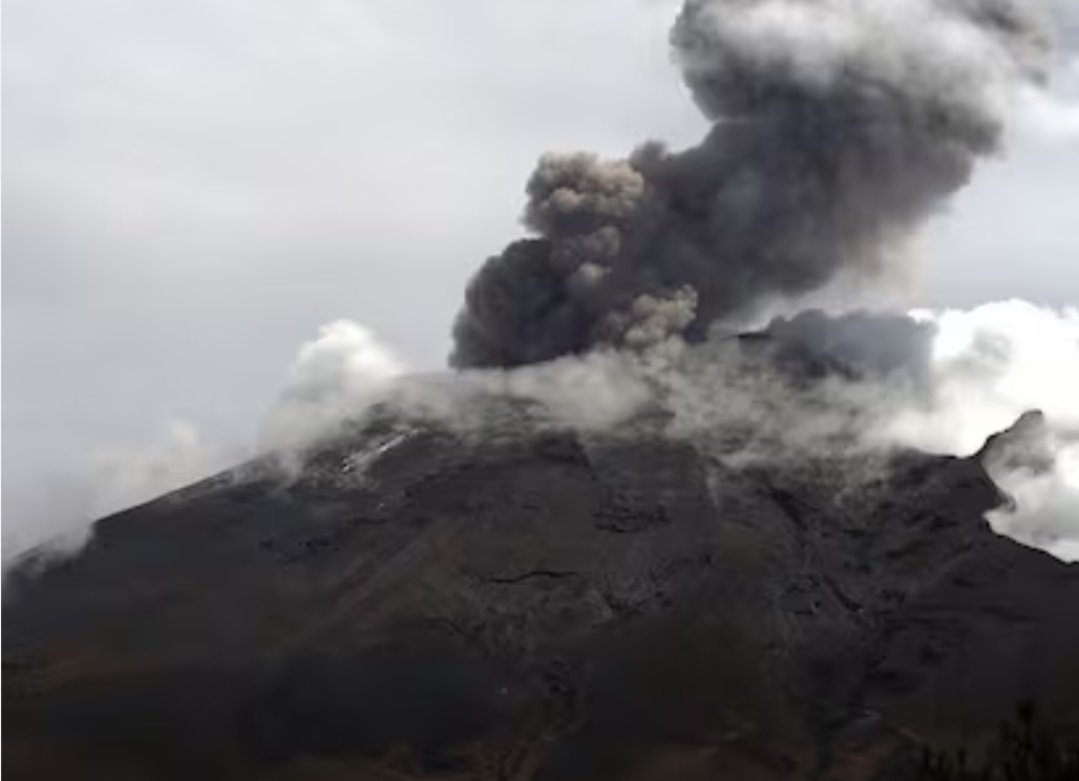 anatoetabio's tweet photo. Ezagutzen ez dituzun sumendiei buruzko datu bitxiak: 

1. Erupzioek 30 kilometrotara errautsa bota dezakete airera
2. Laba 12.000 gradutara irits daiteke gainazalara iristen denean 
3. Munduko sumendirik handiena Mauna Loa da (Hawaii)

🌋🌋🌋
#MaunaLoa #volcano #geology https://t.co/DIV13wPlOs