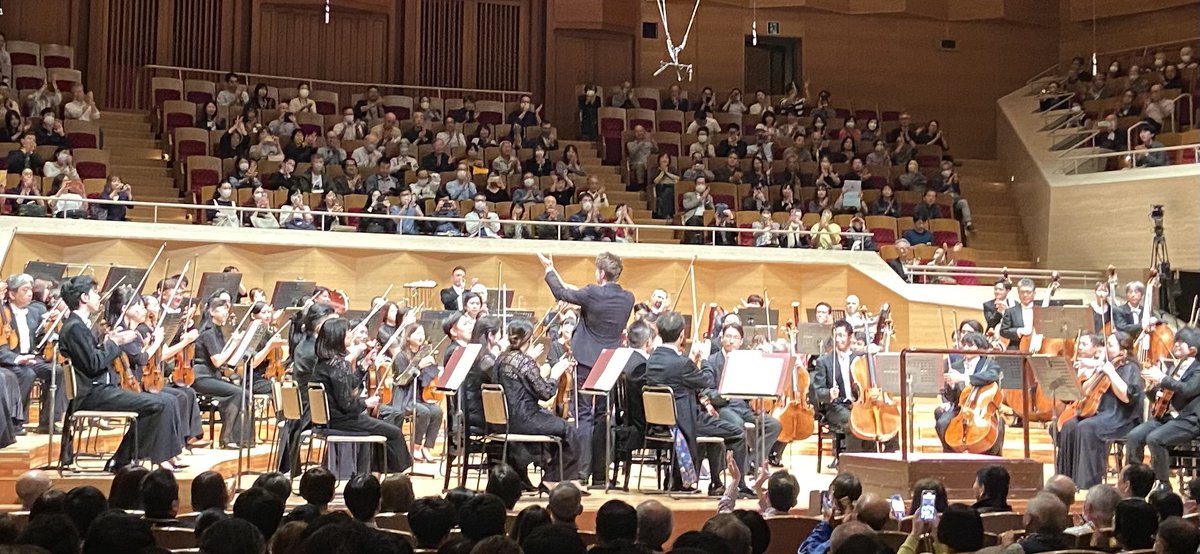 今日のウルバンスキ×都響
かつてベルリンで聴いたペンデレツキの広島〜からショスタコ5番まで期待以上の聴き応え、充実の時間。
YAMAHAのセッティングでベンチの位置をメジャーで測ってたのと、
ツィブレヴァの決めポーズが一定なのと、ウルバンスキの赤い靴底、
そしてコンマスの燕尾の裏地(！)