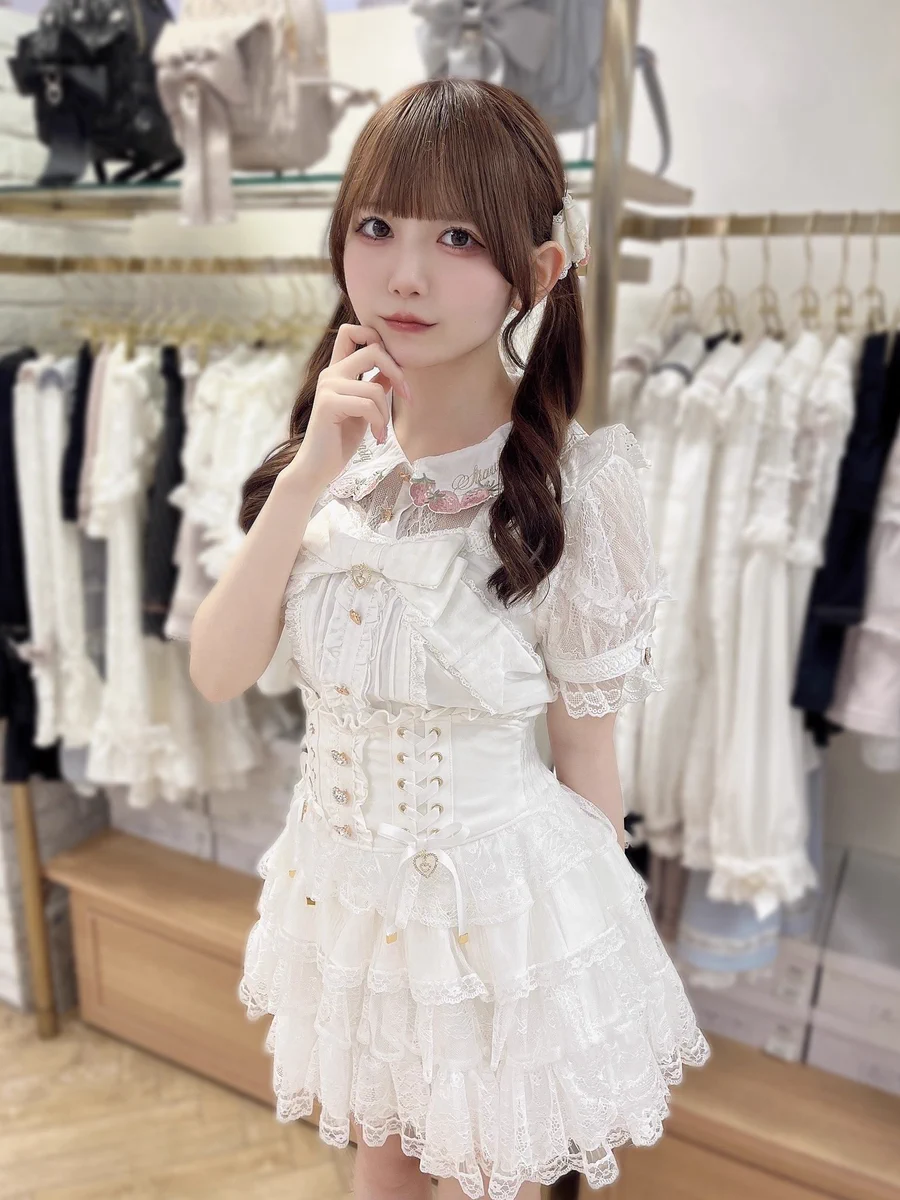 AD2018 19SS リボン刺繍ノースリーブブラウス ベスト ビスチェ 白 GrJOFtsXIAAMscJ?format=webp&