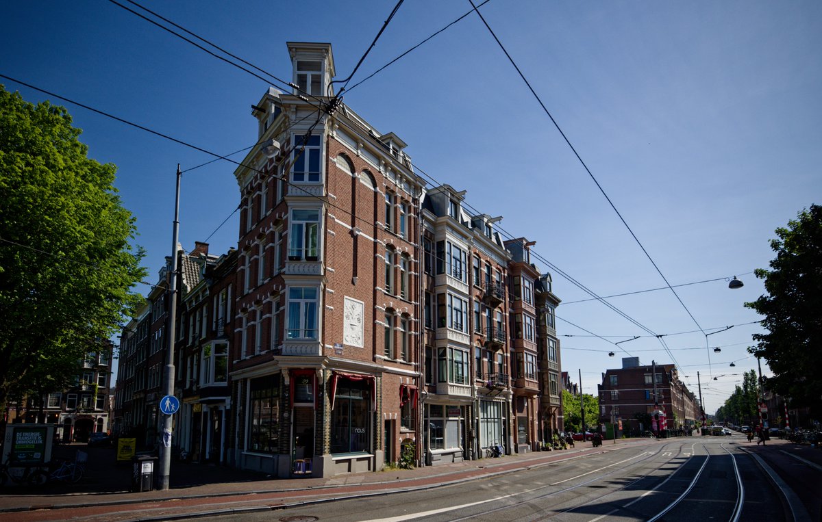 deroonfrank's tweet photo. A sunny day in May on the corner of the Haarlemmerplein Amsterdam. https://t.co/HlbaukiN2T