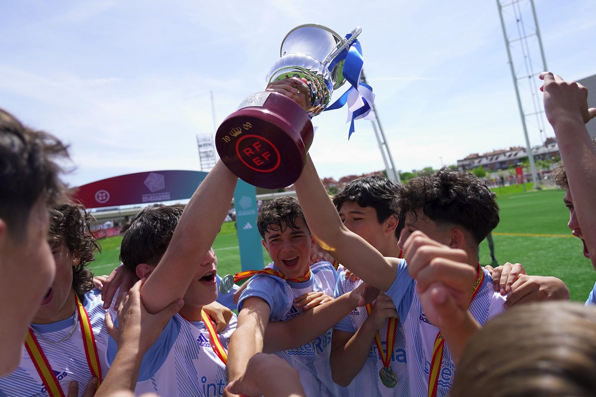 rfef's tweet photo. 🏆 ¡La @futgal se proclama campeona de la 𝗙𝗮𝘀𝗲 𝗣𝗹𝗮𝘁𝗮 de los #CESA!
Galicia completó su gran torneo imponiéndose a Navarra en una emocionante final.
🙌 ¡ENHORABUENA! 🙌
#SUB14MASC https://t.co/ZifJJeSJkZ
