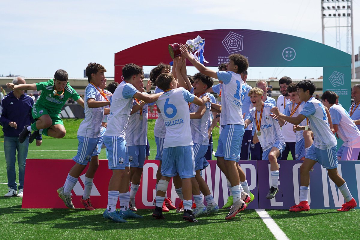 rfef's tweet photo. 🏆 ¡La @futgal se proclama campeona de la 𝗙𝗮𝘀𝗲 𝗣𝗹𝗮𝘁𝗮 de los #CESA!
Galicia completó su gran torneo imponiéndose a Navarra en una emocionante final.
🙌 ¡ENHORABUENA! 🙌
#SUB14MASC https://t.co/ZifJJeSJkZ