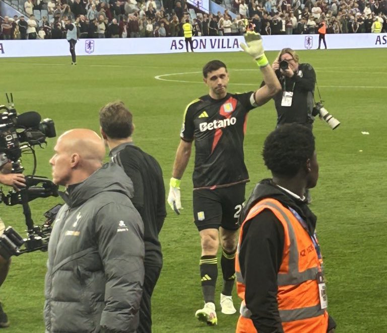 Dibu Martinez ému hier pendant le tour d’honneur à la fin du match contre Tottenham. 
Il semblerait que sa soit ces dernières semaine à Aston Villa. 
Même s’il n’a pas gagner de trophée majeur il restera parmi les légendes du club en ayant remporté notamment à deux reprise le